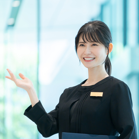 笑顔でご案内する合同会社Avanceのスタッフ